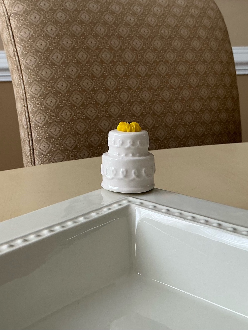 Wedding Cake With Daisy Flower Topper Platter Decoration 🌼